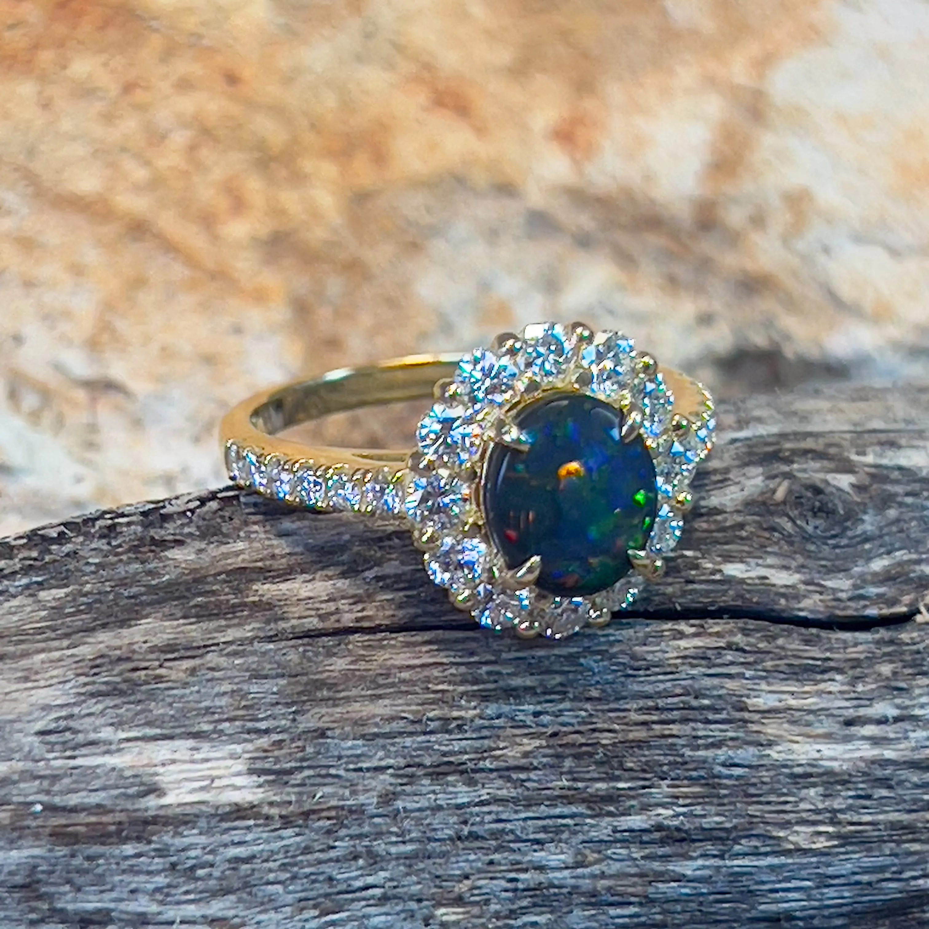 18kt Yellow Gold cluster ring Black Opal 1.03 Diamonds 0.88ct