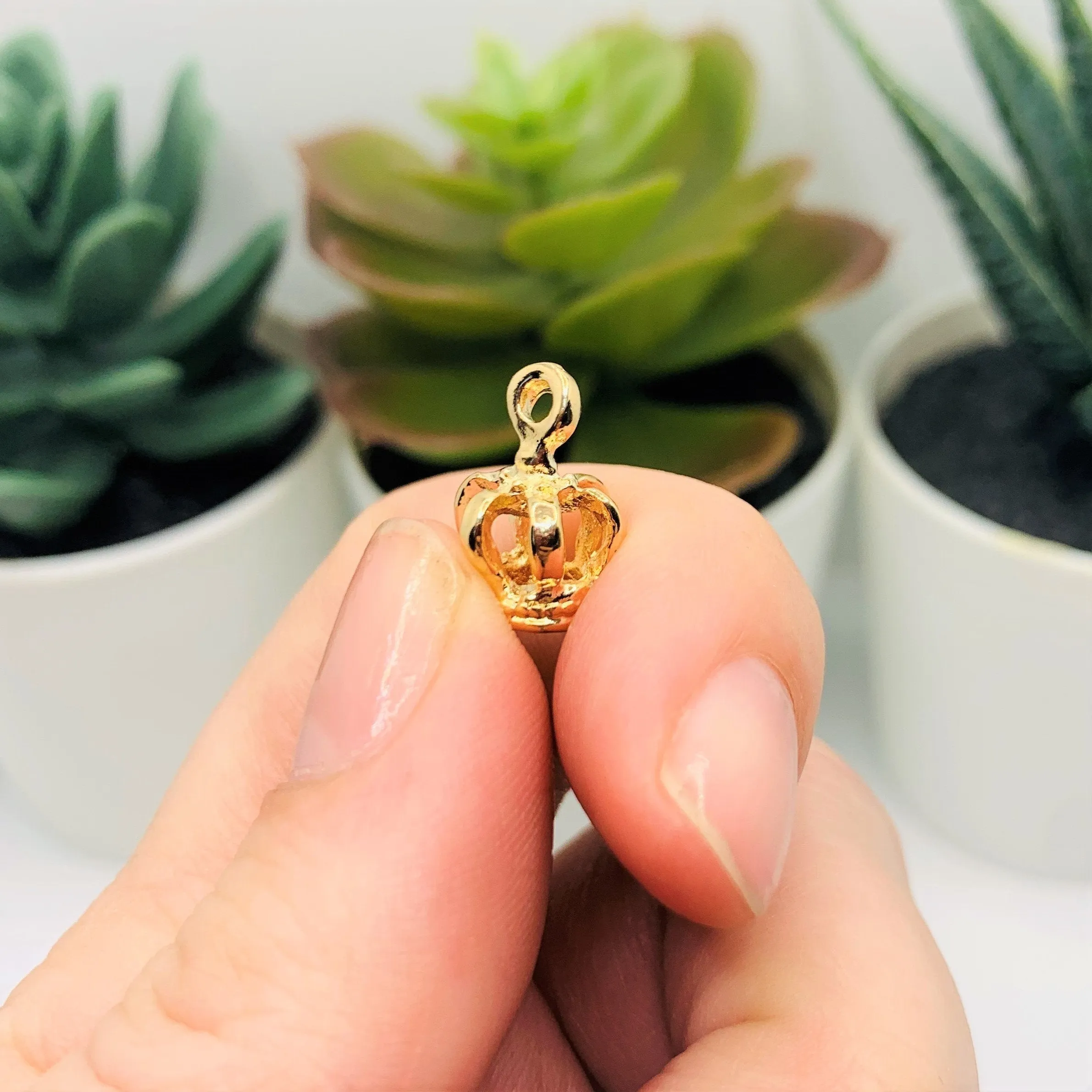 4, 20 or 50 Pieces: Gold 3D Crown Charms