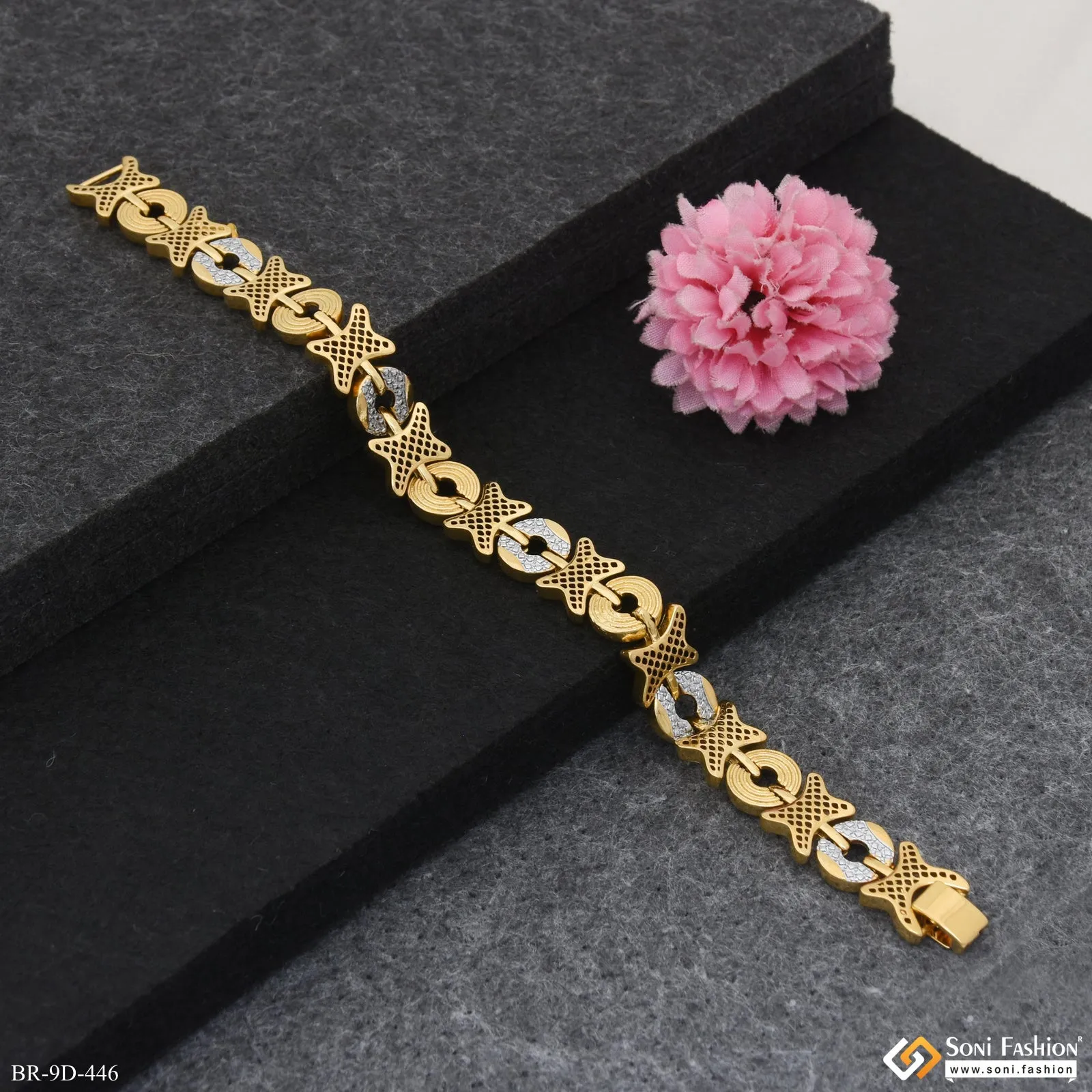 Gorgeous Design Golden & Silver Color Bracelet for Men - Style D446