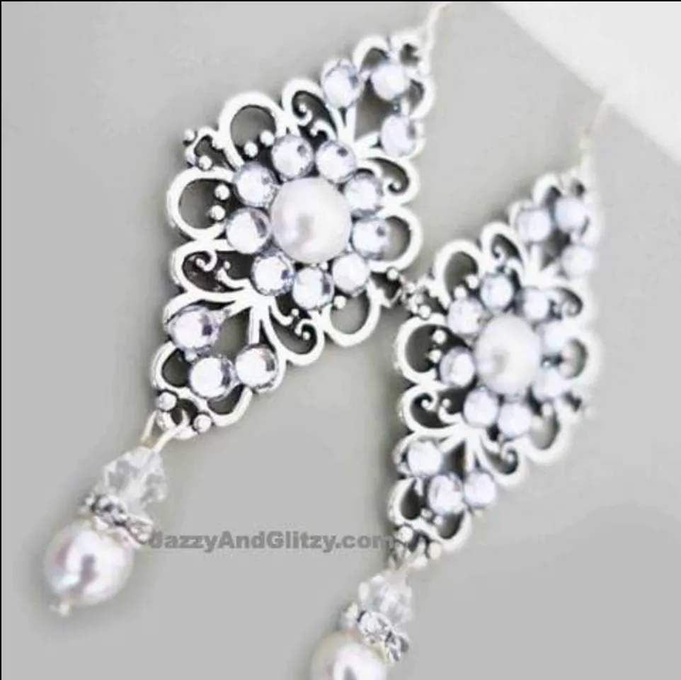 Side Brooch Pearl Necklace Ayli