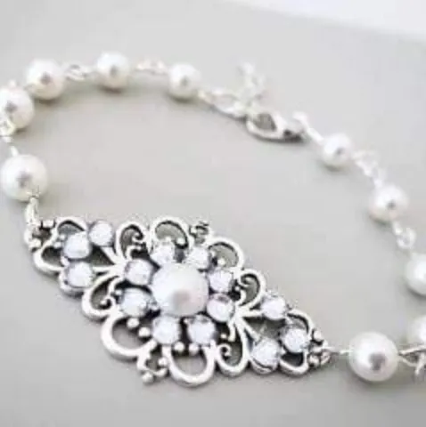 Side Brooch Pearl Necklace Ayli